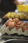 Coquilles d'œufs vides dans la boîte à œufs — Photo de stock