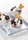 Crema di yogurt con ciliegie — Foto stock