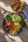 Салат з булгуром з перцем — стокове фото