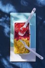 Sorvete de morango e sorvete de manga — Fotografia de Stock