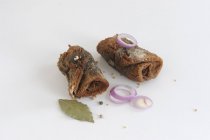 Primo piano vista di aringhe fritte con anelli di cipolla — Foto stock
