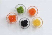 Varios tipos de caviar en cuencos de vidrio - foto de stock
