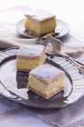 Fette di pasta sfoglia con crema alla vaniglia — Foto stock