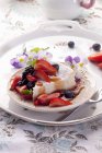 Сирник зі свіжими ягодами та фруктовим сиропом — стокове фото