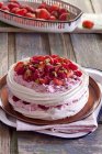 Closeup view of Pavlova with strawberries, raspberries and pistachios — Stock Photo