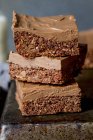 Vista close-up de chocolate empilhado e fatias de bolo de coco — Fotografia de Stock