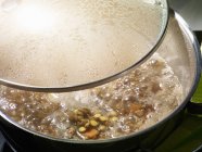Чечевичный суп в сковородке — стоковое фото