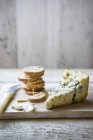 Trozo de queso azul - foto de stock