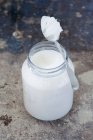 Vista de close-up de gordura de coco em um jarro e em uma colher — Fotografia de Stock