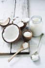 Повышенный вид свежего и тертого кокоса с кокосовым жиром — стоковое фото