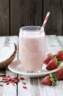Smoothie au lait de fraise et de coco — Photo de stock