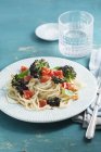 Linguine pasta with purple broccoli — Stock Photo