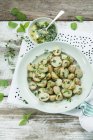 Insalata di patate con erbe e olio — Foto stock