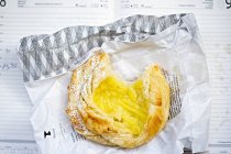 Closeup top view of Drozdzowka yeast dough pastry — Stock Photo
