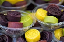 Vista close-up de doces coloridos em tigelas de plástico — Fotografia de Stock