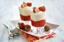 Dessert aus Erdbeermousse — Stockfoto