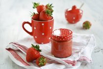 Mousse de fraises dans un pot de confiture — Photo de stock