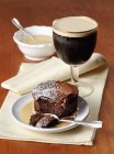 Schokoladenkuchen mit Vanillesauce — Stockfoto