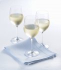 Склянки білого вина. — стокове фото