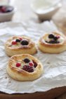 Puff pastry tartlets with berries — Stock Photo