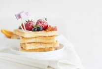 Pilha de waffles com frutas frescas — Fotografia de Stock