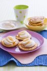 Pikelets with yoghurt cream — Stock Photo