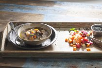 Sopa de lentilha fumegante em uma bandeja de madeira sobre a mesa — Fotografia de Stock