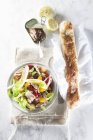 Змішаний салат з тунцем і багетом — стокове фото