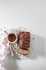 Schokoladenkuchen auf Drahtgestell — Stockfoto