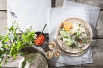 Веганские тортильи с тофу и овощами на деревянной поверхности — стоковое фото