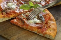 Pizza nach würzigem Geschmack — Stockfoto