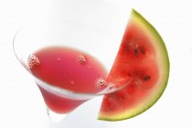 Vista de primer plano de la bebida Melon Rouge en vidrio - foto de stock