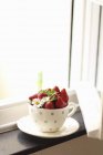 Fragole fresche in tazza maculata — Foto stock