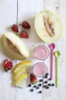 Frutta fresca e yogurt alla frutta — Foto stock