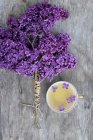 Flores lila púrpura con taza de té - foto de stock
