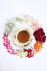 Tasse de thé avec diverses fleurs — Photo de stock