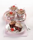 Cupcakes au chocolat aux cerises — Photo de stock