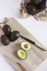 Свежие авокадо с половинками — стоковое фото