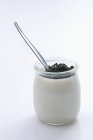 Iogurte com espirulina em frasco de vidro — Fotografia de Stock