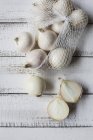Cebollas blancas en la mesa - foto de stock