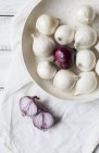Cebollas rojas y blancas - foto de stock