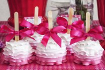 Pops Frilly торт з стрічками — стокове фото