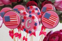 Vista close-up de piruetas rosa com estrelas americanas e listras — Fotografia de Stock