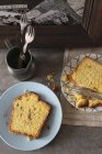Maiskuchen mit Zimt und braunem Zucker — Stockfoto