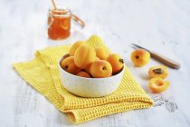 Чаша свежих абрикосов — стоковое фото