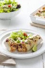 Vista elevada de Burrito con pollo y frijoles - foto de stock