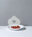 Tomates de vid en plato - foto de stock