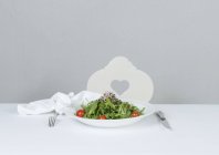 Salade de roquette aux tomates — Photo de stock