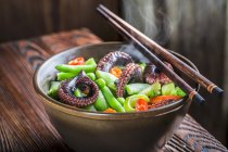 Steaming vegetables with noodles and squid — Stock Photo