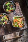 Plats de nouilles au boeuf, crevettes et légumes — Photo de stock